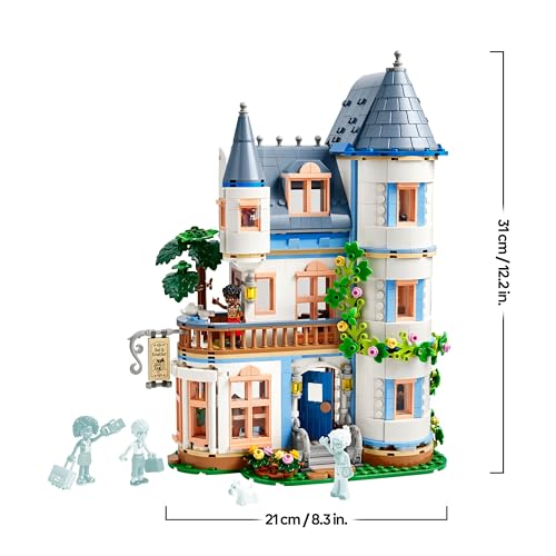 LEGO Friends Burg mit Ferienunterkunft, Hotel-Spielset für Kinder und Teenager ab 12 Jahren mit 4 Spielfiguren, Hund und Zubehör, Geschenkidee für Mädchen und Jungen 42638