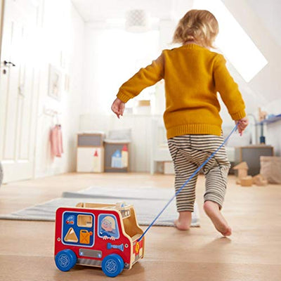 HABA 304317 - Ziehfigur Feuerwehrauto, Nachziehspielzeug für Kinder ab 12 Monaten, animiert zum Laufenlernen, mit Bausteinen zum Stecken
