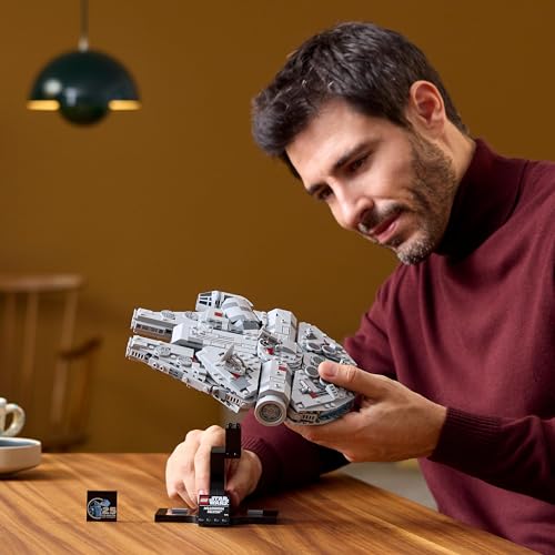 LEGO Star Wars 75375 Millenium Falke – Raumschiff-Modell für Erwachsene mit Display-Ständer und Namensschild als Coole Schreibtischdeko – Geschenk für Fans von Eine Neue Hoffnung