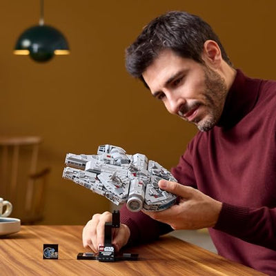 LEGO Star Wars 75375 Millenium Falke – Raumschiff-Modell für Erwachsene mit Display-Ständer und Namensschild als Coole Schreibtischdeko – Geschenk für Fans von Eine Neue Hoffnung