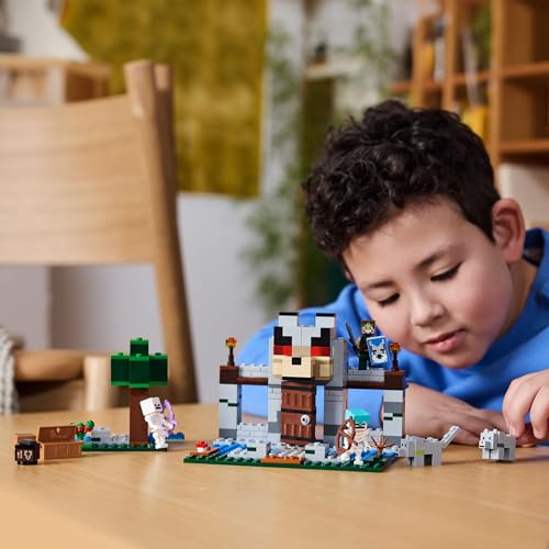 LEGO Minecraft Die Wolfsfestung - Kinder Spielzeug mit Einer Spielfigur, 2 Skelett Figuren & 2 Wölfen - Zubehör wie eine Werkbank und Schwert - Gamer Geschenk für Jungen & Mädchen ab 8 Jahren - 21261