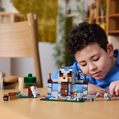 LEGO Minecraft Die Wolfsfestung - Kinder Spielzeug mit Einer Spielfigur, 2 Skelett Figuren & 2 Wölfen - Zubehör wie eine Werkbank und Schwert - Gamer Geschenk für Jungen & Mädchen ab 8 Jahren - 21261