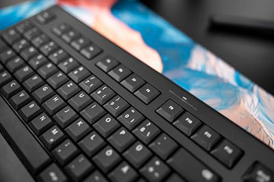 CHERRY DW 3000, Kabelloses Tastatur-Maus-Set, Pan-Nordisches Layout (QWERTY), 2,4 GHz Funk, Flaches Design, Geräuscharme Tasten, Symmetrische Maus, Schwarz