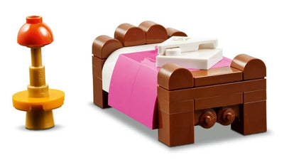 LEGO Friends Burg mit Ferienunterkunft, Hotel-Spielset für Kinder und Teenager ab 12 Jahren mit 4 Spielfiguren, Hund und Zubehör, Geschenkidee für Mädchen und Jungen 42638