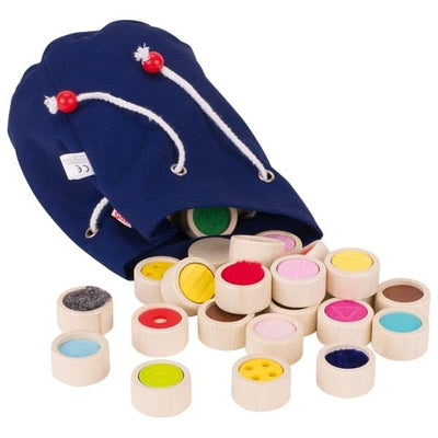 goki 59004 Fühlmemo Holz und Textil, Taktiles Lernspiel für die ganze Familie, unterschiedliche Oberflächen, Förderung Feinmotorik und Tastsinn, 32-er Set, ab 3 Jahren