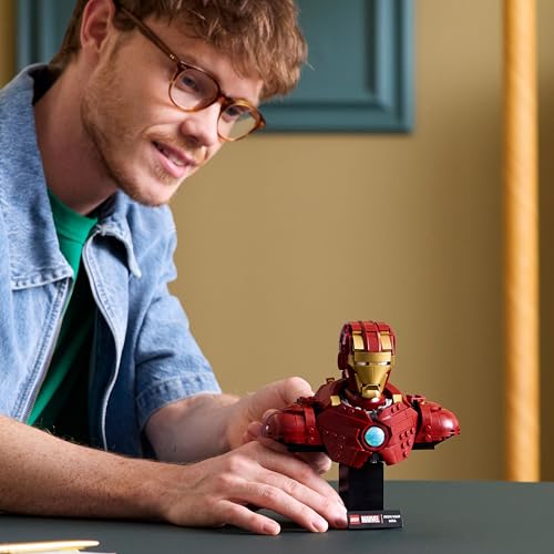 LEGO ǀ Marvel Iron Man MK4 Büste - Bauset für Erwachsene zum Ausstellen inkl. Tony Stark Minifigur, mit einziehbaren Kanonen und einem drehbaren Kopf - Sammlerstück & Geschenkidee für Fans - 76327