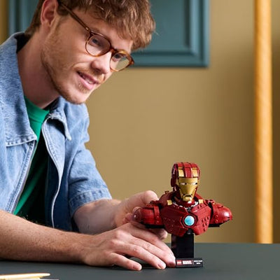 LEGO ǀ Marvel Iron Man MK4 Büste - Bauset für Erwachsene zum Ausstellen inkl. Tony Stark Minifigur, mit einziehbaren Kanonen und einem drehbaren Kopf - Sammlerstück & Geschenkidee für Fans - 76327