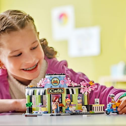 LEGO Friends Heartlake City Café, Kinderspielzeug, Spielzeug-Bäckerei, Geschenkidee für Mädchen und Jungen ab 6 Jahren, Set mit 3 Spielfiguren und Hundefigur 42618