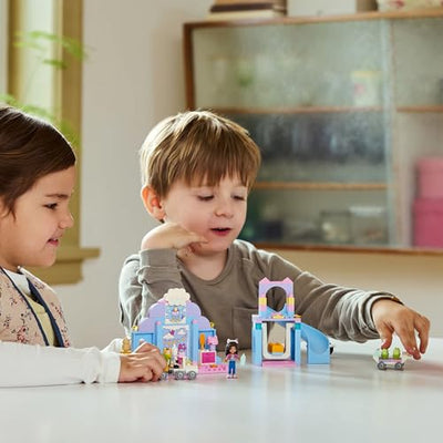 LEGO Gabby's Puppenhaus – Gabbys Katzenpflege Spielset – Kreatives Tier Spielzeug - Bauset mit Auto, Zug, Rutsche, Minifiguren & Zubehör – Kinder Geschenk für Mädchen ab 4 Jahren – 10796