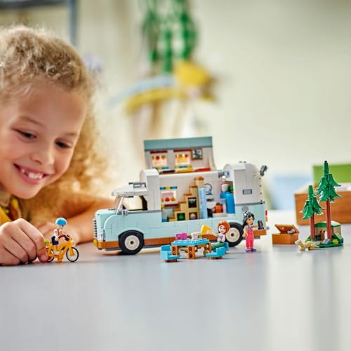 LEGO Friends Wohnmobil, Bauset für Rollenspiele mit einem Spielzeug Wohnwagen, Geschenk für Mädchen ab 7 Jahren, kreatives Spielset mit 3 Minifiguren und Frettchen Tierfigur 42663