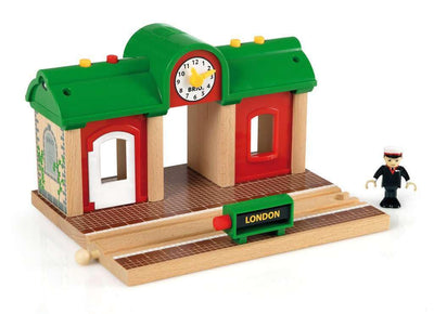 BRIO World 33578 Sprechender Bahnhof Eisenbahn Zubehör mit Aufnahmefunktion - Kleinkinderspielzeug empfohlen ab 3 Jahren