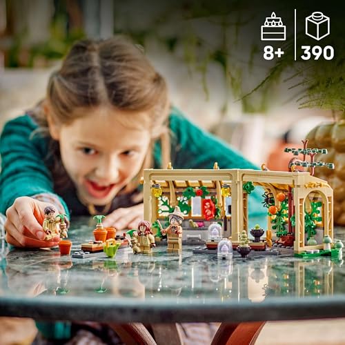 LEGO Harry Potter Schloss Hogwarts: Kräuterkundeunterricht – Spielset mit Neville Longbottom, Hermine Granger, Professor Sprout, 3 Alraunen und Gewächshaus – Geschenk für Kinder ab 8 Jahren – 76445