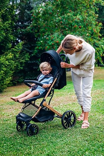 MoMi ESTELLE PLUS LIGHT Kinderwagen ab 6. Monat (bis 22 kg), klappbarer Buggy mit 5-Punkt-Sicherheitsgurt, Einkaufskorb und Liegefunktion, Teleskop-Stange zum Ziehen, steht nach dem Zusammenklappen
