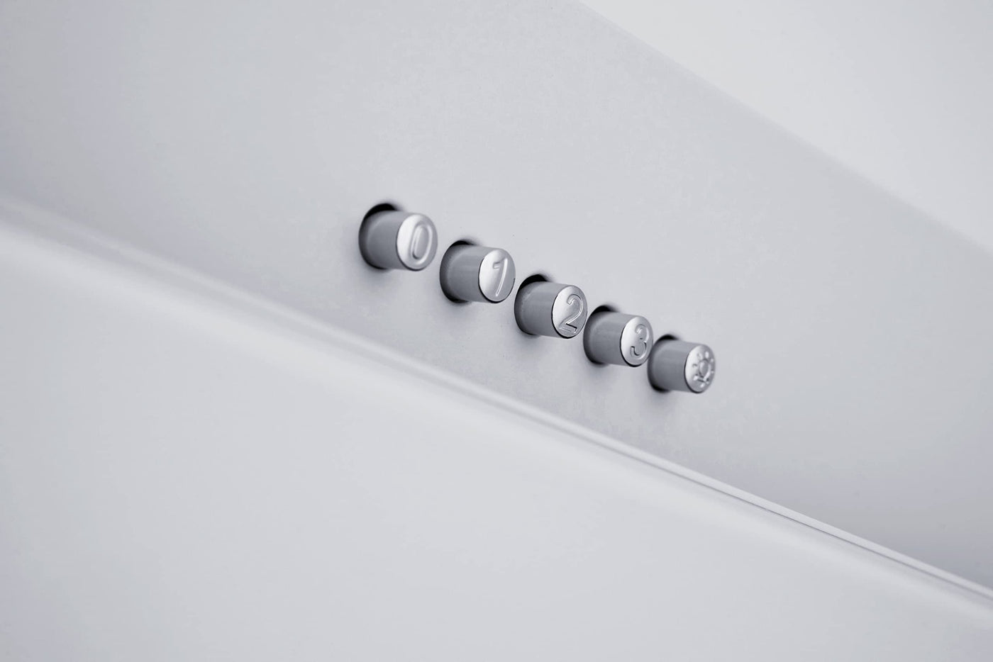 Respekta Dunstabzugshaube kopffrei/Dunstabzugshaube schräg 60 cm/Metallgehäuse mit Glasschirm in Weiß/Abluft - und Umluftfunktion / CH33060WB / B / 51 – 63,5 dB