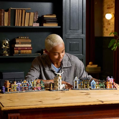 LEGO Harry Potter Die Zauberläden der Winkelgasse - Miniaturstraße zum Ausstellen - 12 Mikrofiguren zum Sammeln, inkl. Harry Potter, Draco Malfoy, Hermine Granger - Geschenk für Erwachsene 76444