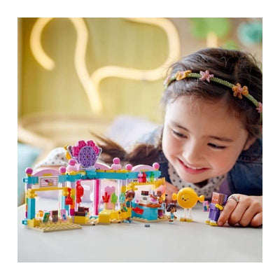 LEGO Friends Heartlake City Süßwarenladen - Kinder Spielset zum Bauen mit 3 Minifiguren, Einer Katzenfigur, Spielzeug Lebensmittel und Zubehör - Geschenk für Mädchen und Jungen ab 6 Jahren - 42649