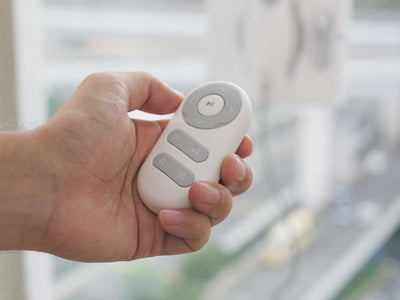 Hutt W8 Fensterputzroboter mit 2-Fach Sprühsystem (80ml Tank, max 3800Pa Saugleistung, Kanten- und Hinderniserkennung, Für Glas, Fliesen, Wintergärten, Spiegel etc, Sicherungsseil, 4x Reinigungstuch)