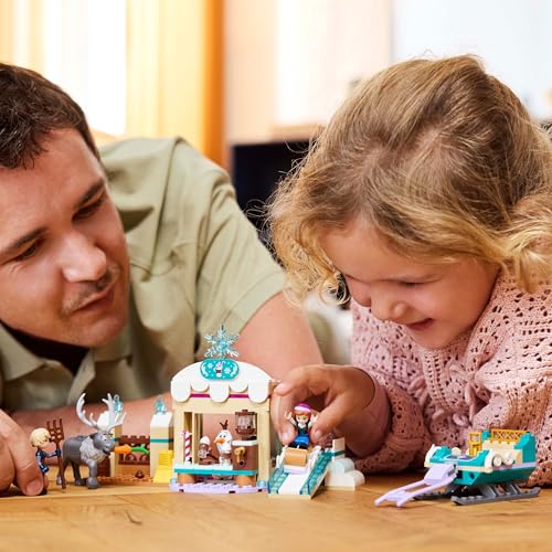 LEGO ǀ Disney Frozen Annas Schlittenabenteuer, Bauspielzeug und Fantasy Spielset, Schokoladenstand mit Anna, Kristoff, Olaf und Sven Mini Puppen, Prinzessin Spielzeug für Mädchen ab 4 Jahren 43256