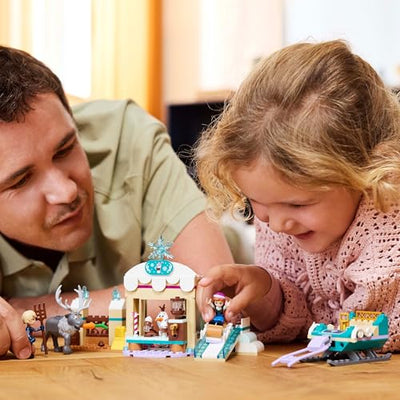 LEGO ǀ Disney Frozen Annas Schlittenabenteuer, Bauspielzeug und Fantasy Spielset, Schokoladenstand mit Anna, Kristoff, Olaf und Sven Mini Puppen, Prinzessin Spielzeug für Mädchen ab 4 Jahren 43256
