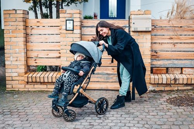 MoMi ESTELLE PLUS LIGHT Kinderwagen ab 6. Monat (bis 22 kg), klappbarer Buggy mit 5-Punkt-Sicherheitsgurt, Einkaufskorb und Liegefunktion, Teleskop-Stange zum Ziehen, steht nach dem Zusammenklappen