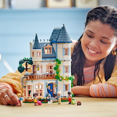 LEGO Friends Burg mit Ferienunterkunft, Hotel-Spielset für Kinder und Teenager ab 12 Jahren mit 4 Spielfiguren, Hund und Zubehör, Geschenkidee für Mädchen und Jungen 42638