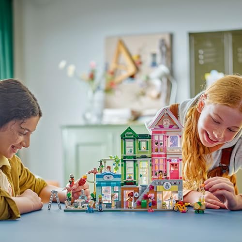 LEGO Friends Heartlake City Wohn- und Einkaufsstraße, Bauset für Rollenspiele mit 9 Charakteren (darunter 7 Minifiguren) und 3 Katzen, Geschenk für Mädchen und Jugendliche, Spielzeughaus 42670