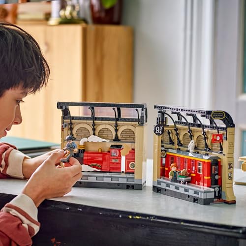 LEGO Harry Potter Buchstütze: Hogwarts Express - Set mit Spielzeug Zug, 2 Minifiguren inkl. Ron Weasley, Hedwig und Krätze - Wizarding World Geschenk für Jungen, Mädchen & Fans ab 10 Jahren - 76450
