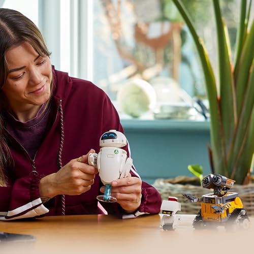 LEGO ǀ Disney and Pixar Wall-E und EVE - Kontruktionsspielzeug für Erwachsene - DIY Set zum Basteln - Baumodell mit M-O & Hal Figuren - Deko zum Bauen - Kreatives Geschenk für Männer und Frauen 43279