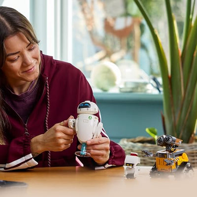 LEGO ǀ Disney and Pixar Wall-E und EVE - Kontruktionsspielzeug für Erwachsene - DIY Set zum Basteln - Baumodell mit M-O & Hal Figuren - Deko zum Bauen - Kreatives Geschenk für Männer und Frauen 43279