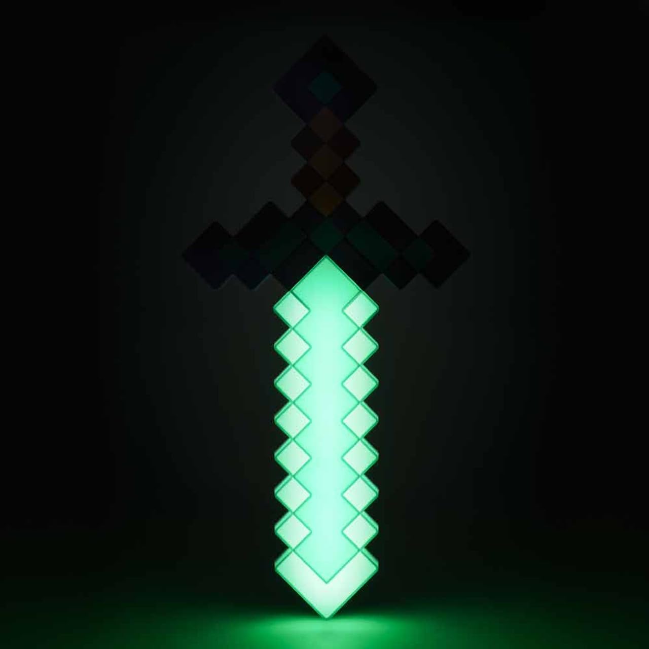 Minecraft Diamantschwert Licht - Offiziell lizenziertes Merchandise, 3 dynamische Lichtmodi mit Sound-Reaktion, Gamer-Raum-Dekor & Sammlerstück, USB- oder batteriebetrieben