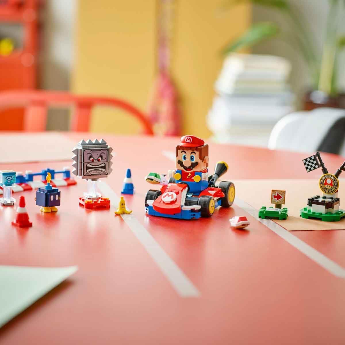 LEGO Mario Kart - Interaktiver Mario & Standard-Kart - Nintendo Spielzeug - Spiel Rennstrecke mit Auto, 3 Figuren, Podium & Barrieren - Gamer Geschenk für Jungen & Mädchen ab 7 Jahren - 72043