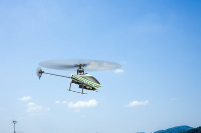 Carson 500507171 - Ferngesteuerter Helikopter Tyrann Single Blade 320 2,4 GHz - RC Flugzeug ab 16 Jahre, 100% RTF Komplettset, mit Höhenkontrolle und Start- & Landefunktion, grün