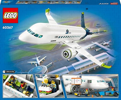 LEGO 60367 City Passagierflugzeug Spielzeug-Set, großes Flugzeug-Modell mit Fahrzeugen des Flughafen-Bodenpersonals: Vorfeldbus, Pushback-Schlepper, Catering-Lader, Gepäckwagen und 9 Minifiguren
