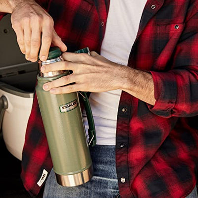 Stanley Classic Legendary Thermoskanne 1.9L - Hält 32 Stunden Heiß oder Kalt - Spülmaschinenfest - Auslaufsicherer Deckel dient als Becher - Isolierflasche BPA Frei - Edelstahl Thermosflasche