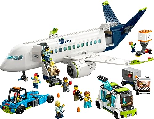 LEGO 60367 City Passagierflugzeug Spielzeug-Set, großes Flugzeug-Modell mit Fahrzeugen des Flughafen-Bodenpersonals: Vorfeldbus, Pushback-Schlepper, Catering-Lader, Gepäckwagen und 9 Minifiguren