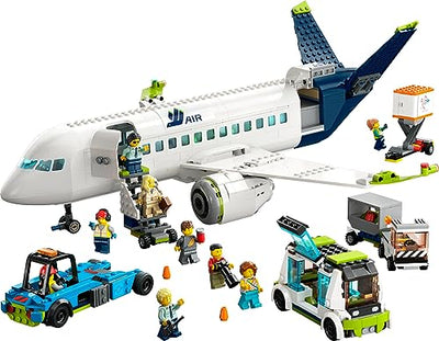 LEGO 60367 City Passagierflugzeug Spielzeug-Set, großes Flugzeug-Modell mit Fahrzeugen des Flughafen-Bodenpersonals: Vorfeldbus, Pushback-Schlepper, Catering-Lader, Gepäckwagen und 9 Minifiguren