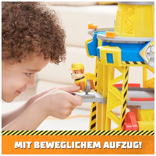 Rubble & Crew – Baupfoten Hof Kran-Spielset (68 cm) mit Rubble-Actionfigur, Planierraupen-Baufahrzeug und 340 g Kinetic Sand Build-it Sand, Spielzeug geeignet für Kinder ab 3 Jahren