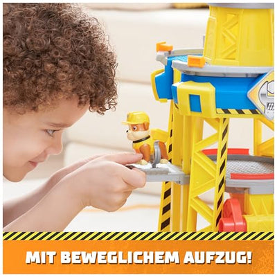 Rubble & Crew – Baupfoten Hof Kran-Spielset (68 cm) mit Rubble-Actionfigur, Planierraupen-Baufahrzeug und 340 g Kinetic Sand Build-it Sand, Spielzeug geeignet für Kinder ab 3 Jahren
