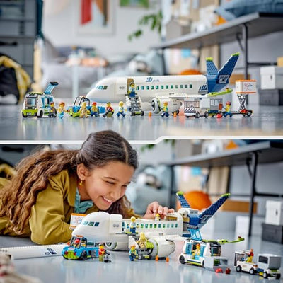 LEGO 60367 City Passagierflugzeug Spielzeug-Set, großes Flugzeug-Modell mit Fahrzeugen des Flughafen-Bodenpersonals: Vorfeldbus, Pushback-Schlepper, Catering-Lader, Gepäckwagen und 9 Minifiguren