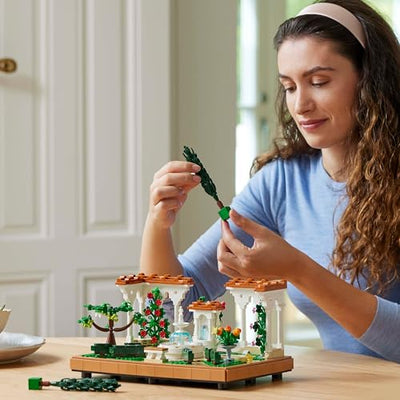LEGO Icons Springbrunnengarten - Miniatur Bauset für Erwachsene mit Laubengängen, Zypressen, Bäumen, Weinreben, Blumen - Kreative Geschenkidee zum Geburtstag, Einweihung für Frauen, Männer - 10359