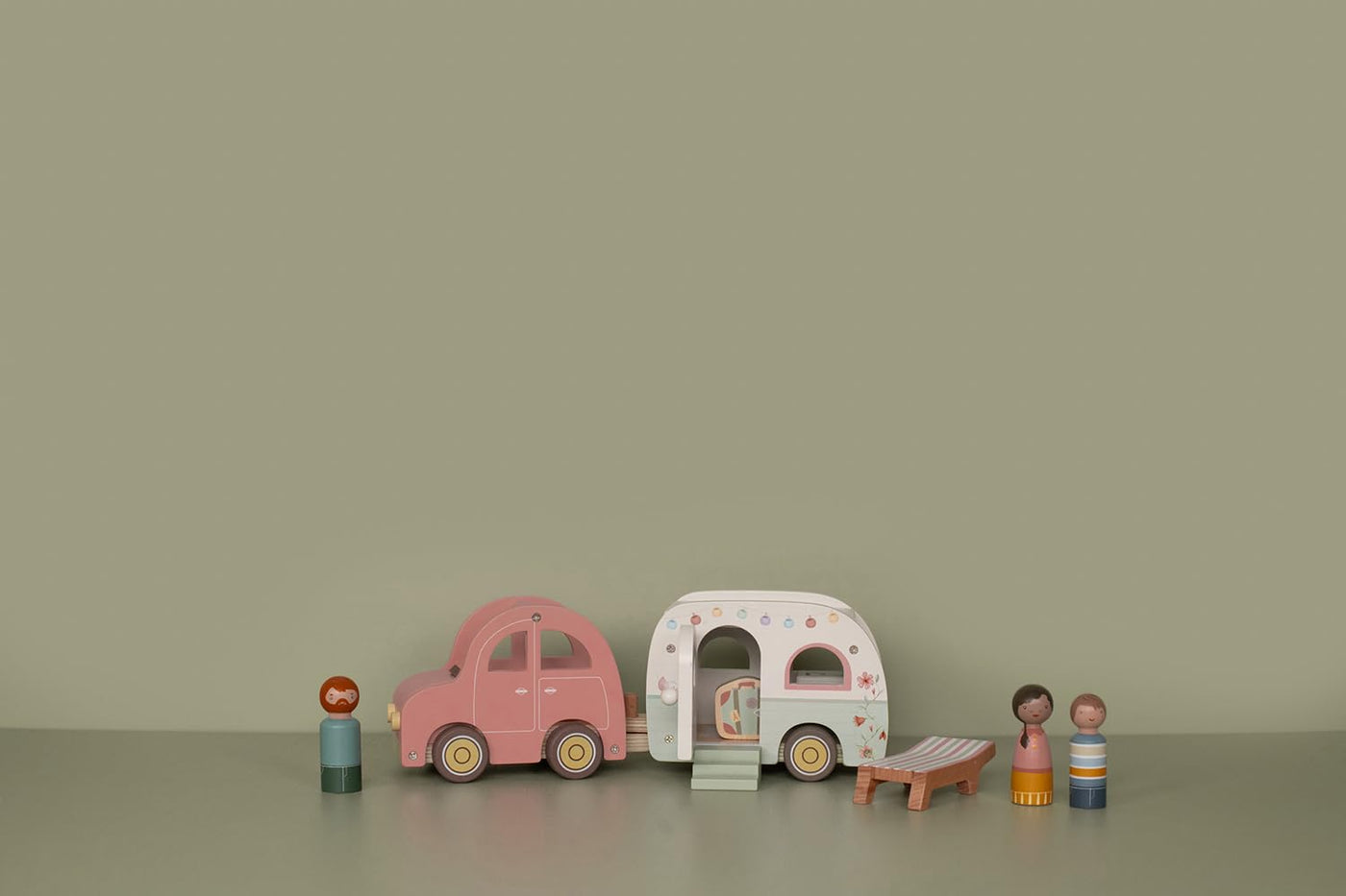 Little Dutch 8022 FSC Holz Auto mit Wohnwagen, Spielfiguren und Zubehör 10-teiliges Set - rosa