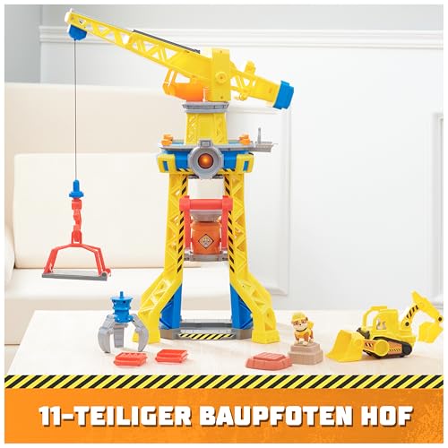 Rubble & Crew – Baupfoten Hof Kran-Spielset (68 cm) mit Rubble-Actionfigur, Planierraupen-Baufahrzeug und 340 g Kinetic Sand Build-it Sand, Spielzeug geeignet für Kinder ab 3 Jahren