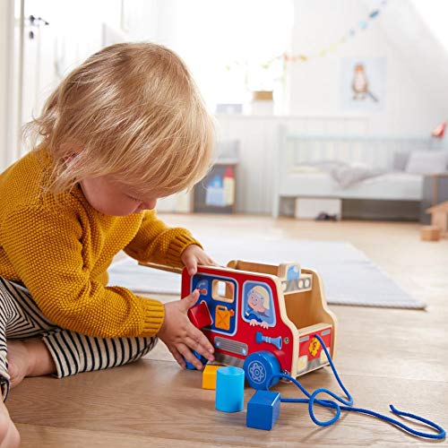 HABA 304317 - Ziehfigur Feuerwehrauto, Nachziehspielzeug für Kinder ab 12 Monaten, animiert zum Laufenlernen, mit Bausteinen zum Stecken