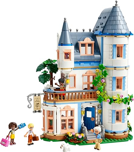 LEGO Friends Burg mit Ferienunterkunft, Hotel-Spielset für Kinder und Teenager ab 12 Jahren mit 4 Spielfiguren, Hund und Zubehör, Geschenkidee für Mädchen und Jungen 42638