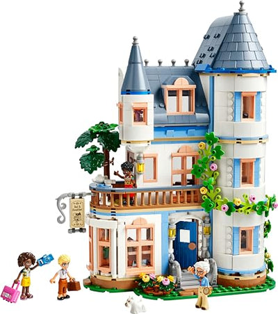 LEGO Friends Burg mit Ferienunterkunft, Hotel-Spielset für Kinder und Teenager ab 12 Jahren mit 4 Spielfiguren, Hund und Zubehör, Geschenkidee für Mädchen und Jungen 42638
