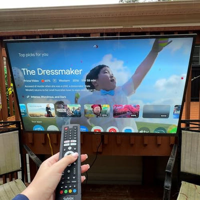 SYLVOX 65" Outdoor Fernseher, 120Hz| 4K Ultra HD | HDR 10 | Dolby Atmos | Google Outdoor TV, WiFi 5G & HDMI 2.1 Wetterfest und IP55 Wasserdicht TV, 1000 Nits Smart Fernseher für Gaming (Modell 2025)