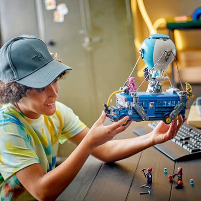 LEGO Fortnite Schlachtenbus – Spielzeug Fahrzeug aus dem Videospiel mit 9 Minifiguren und Zubehör – Geschenk für Gamer, Jungen und Mädchen und Fans ab 10 Jahren – Weihnachtsüberraschung - 77073