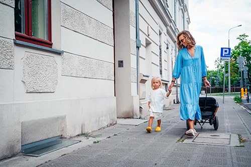 MoMi ESTELLE PLUS LIGHT Kinderwagen ab 6. Monat (bis 22 kg), klappbarer Buggy mit 5-Punkt-Sicherheitsgurt, Einkaufskorb und Liegefunktion, Teleskop-Stange zum Ziehen, steht nach dem Zusammenklappen