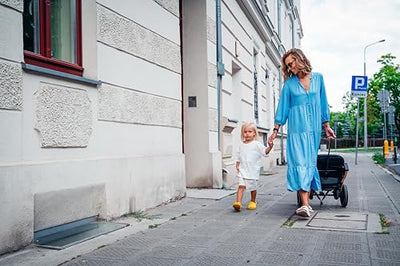 MoMi ESTELLE PLUS LIGHT Kinderwagen ab 6. Monat (bis 22 kg), klappbarer Buggy mit 5-Punkt-Sicherheitsgurt, Einkaufskorb und Liegefunktion, Teleskop-Stange zum Ziehen, steht nach dem Zusammenklappen