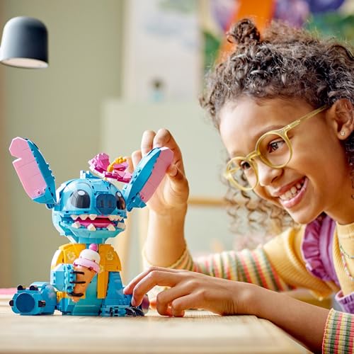 LEGO | Disney Stitch Figur – Modellbau mit Eistüte und dekorativer Blume – Kreatives Spielzeug zu Weihnachten – Geschenk für Kinder und Fans des Films Lilo & Stitch ab 9 Jahren – 43249